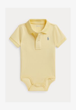Geltonas trumparankoviais rankovėmis polo tipo kūdikių bodžiukas, pagamintas iš minkštos medvilnės. Turi apykaklę, dviejų mygtukų užsegimą ir krūtinėje siuvinėtą logotipą.