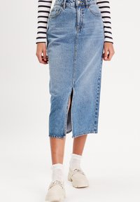 Jupe midi en denim bleu clair, avec une fente haute à l'avant, un design classique à cinq poches et des détails de couture visibles.