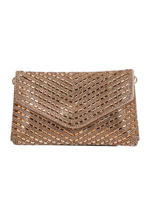 Rechthoekige gouden clutch met diagonale rijen van gouden en kristallen kralen die een chevronpatroon vormen op de klep.
