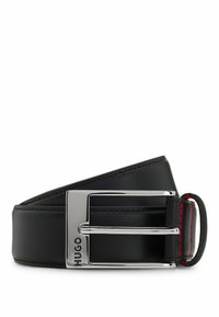 Zwarte leren riem met een glanzende zilveren rechthoekige gesp en rode stikdetails. Beschikt over een gladde textuur en een modern ontwerp.