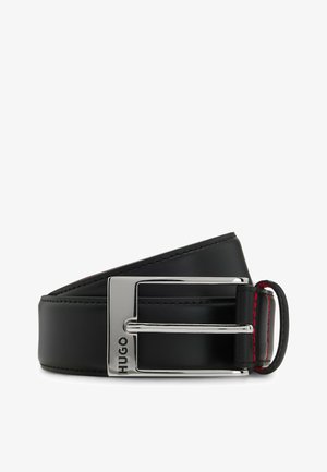 Cintura in pelle nera con fibbia in metallo argentato e cuciture rosse. La fibbia presenta il nome del marchio "HUGO" inciso. Texture liscia.