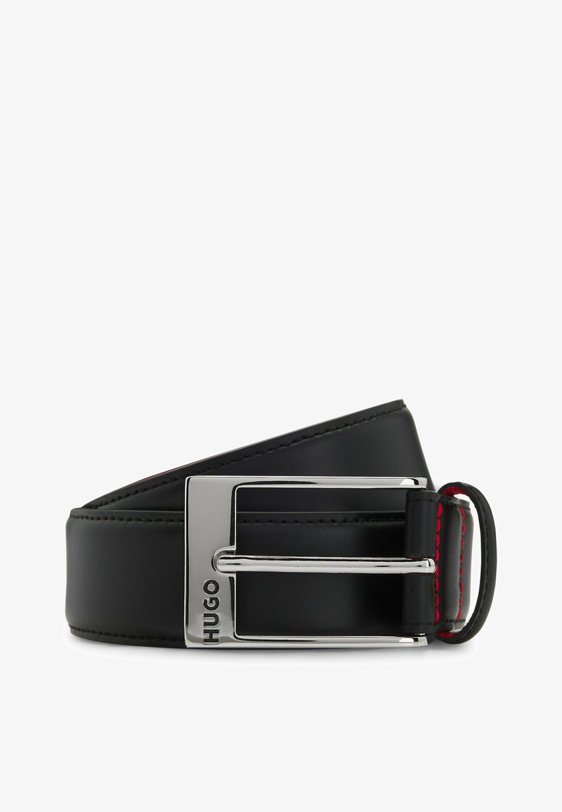 Ceinture en cuir noir avec une boucle en métal argenté et des coutures rouges. La boucle porte le nom de la marque "HUGO" gravé. Texture lisse.