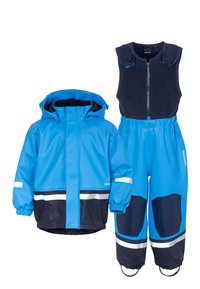 Blå vandtæt jakke med hætte, prydet med hvide og marineblå striber. Komplementerende blå overalls med forstærkede paneler og elastiske cuffs.