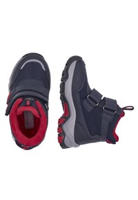 Botas infantiles de color azul marino con acentos rojos, correas de velcro y suelas grises. El interior cuenta con un suave forro rojo para brindar calidez y comodidad.