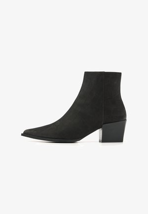 Schwarze Knöchelstiefel aus strukturiertem Material mit einer spitzen Zehe und einem niedrigen Blockabsatz im Krokodilmuster.