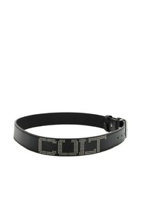 Cintura in pelle nera con logo decorativo borchiato. Texture liscia con fibbia lucida e chiusura a scatto regolabile.