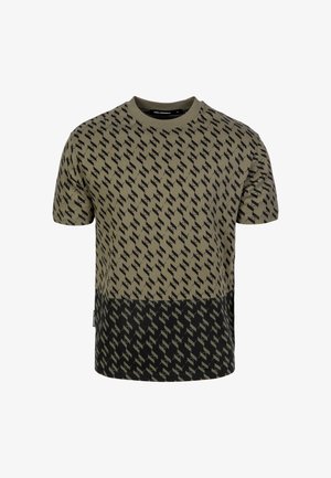 T-shirt a maniche corte in verde oliva con un motivo geometrico nero, caratterizzato da una sezione inferiore nera uniforme e un collo rotondo.