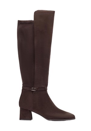 Dunkelbrauner Wildleder-Kniefallstiefel mit Blockabsatz und einem dünnen Riemen mit kleiner Metallspange um den Knöchel.