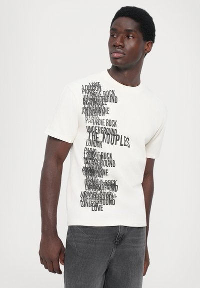 Λευκό βαμβακερό μπλουζάκι με μαύρο γραφικό κείμενο σε διάφορα μεγέθη και προσανατολισμούς, στρογγυλή λαιμόκοψη, κοντό μανίκι και χαλαρή εφαρμογή.