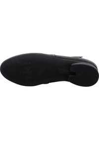Suela de zapato negra con punta lisa y redondeada, y superficie texturizada que presenta surcos horizontales y verticales para mayor agarre.