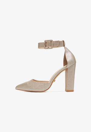 Goldener Glitzer-Pumps mit Knöchelriemen, spitzer Zehenpartie und klobigem Absatz. Strukturierte Oberfläche und verstellbare Schnalle unterstreichen das Design.