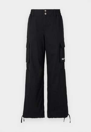 Zwarte cargo pants met een relaxte pasvorm, voorzien van meerdere zijzakken, een elastische tailleband en verstelbare koorden aan de zoom.