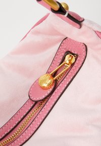 Juicy Couture MEDIUM HOBO - Mala de mão - pink