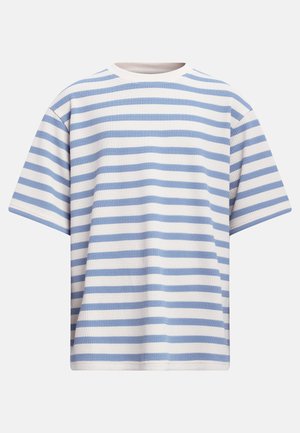 Rövid ujjú, világoskék-fehér vízszintes csíkos, texturált anyagú ing kerek nyakkivágással, sima háttér előtt bemutatva.