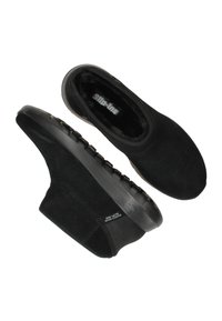 Scarpe slip-on nere con tomaia in morbida pelle scamosciata, suola in gomma texturizzata e rivestimento interno soffice per il comfort. Due scarpe mostrate dall'alto e di lato.
