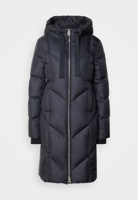 Abrigo puffer largo negro con capucha, con cierre frontal de cremallera, diseño de acolchado en forma de chevrón, puños acanalados y textura suave y brillante.