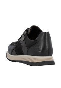 Sneaker nera in pelle con finitura testurizzata, dotata di una zip laterale, colletto imbottito e suola di colore chiaro a contrasto.