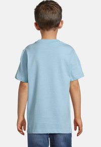 Šviesiai mėlynas medvilninis marškinėliai su apvalia iškirpte ir trumpomis rankovėmis, vientiso dizaino, rodomas iš nugaros. Dėvimi su džinsinėmis kelnėmis.