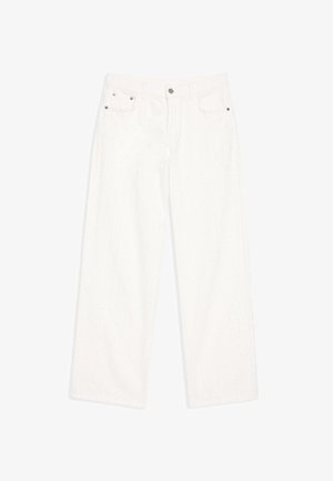 Valged laiad püksid, mis on valmistatud tekstureeritud kangast, sisaldavad kahte esimest taskut, nööp sulgemist ja vabamat istuvust mugavuse tagamiseks.