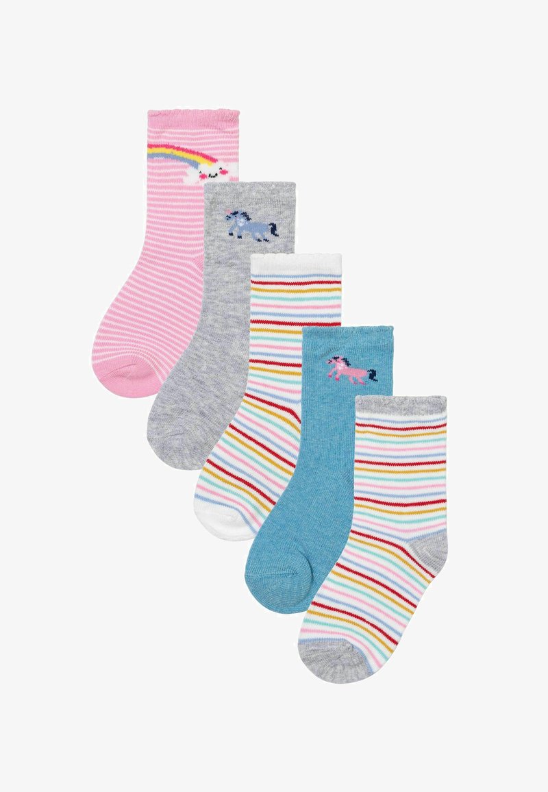 Fünf Paar Socken: pink mit Regenbogendesign, grau mit Einhorn, blau uni und gestreift in verschiedenen Farben mit Weiß und Grau.