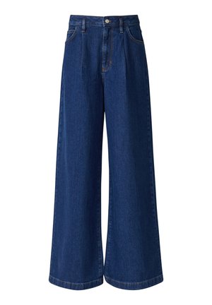 Dżinsy o wysokim stanie, szerokich nogawkach w ciemnoniebieskim kolorze, z przednimi plisami, szlufkami na pasek, bocznymi kieszeniami oraz zapięciem na guzik i zamek błyskawiczny.