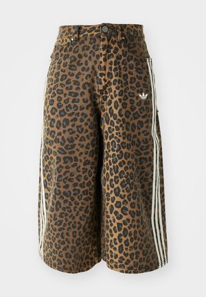 Smeđe široke hlače do koljena s crnim leopardskim uzorkom, bijelim bočnim prugama, zatvaranjem na gumb, prednjim džepovima i malim Adidas logotipom na desnoj strani.