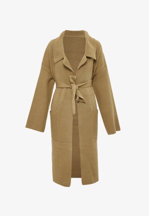 Beżowy sweter kardigan z kołnierzykiem, długimi rękawami, otwartym przodem, zawiązywaniem oraz dwoma przednimi kieszeniami o ribbowanej fakturze.