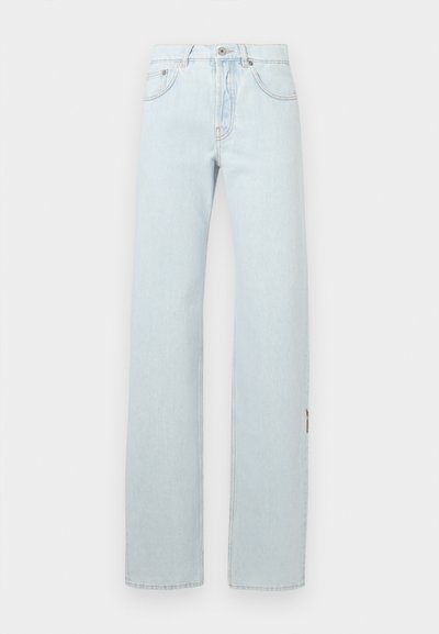 Svetlo modré rovné džínsy vyrobené z denimu, s piatimi vreckami, zapínaním na gombík a zips, a kontrastným prešívaním.