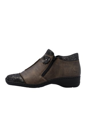 Bottine en cuir marron avec un embout noir texturé, fermeture éclair latérale, accent décoratif en forme de fleur et petit talon. Détails texturés au niveau du col.