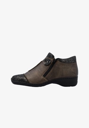 Bottine en cuir marron avec un embout noir texturé, fermeture éclair latérale, accent décoratif en forme de fleur et petit talon. Détails texturés au niveau du col.