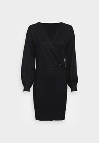 Robe noire en tricot avec un col en V, design enroulé, manches longues bouffantes, texture côtelée et taille ajustée, avec un petit accent de logo.