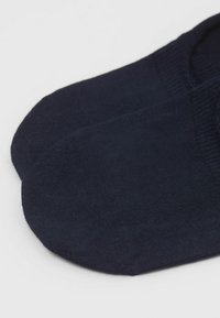 Calcetines de algodón azul marino con una textura suave, diseño de punta redondeada y puño acanalado para un ajuste seguro.