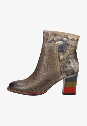 Stivale alla caviglia marrone con design a rilievo floreale, accenti multicolori e albero decorato con motivo, dotato di un tacco a blocco con strisce orizzontali.