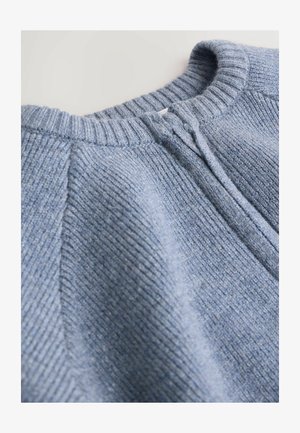 Lichtblauwe trui met geribbeld textuur, voorzien van een ronde halslijn en een halve rits. Zacht breiwerk. Aansluitende pasvorm.