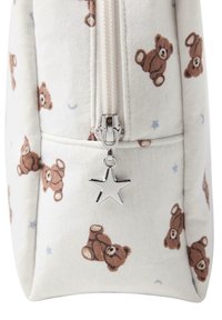 Cremefarvet stofpose med teddy bear print, sølv lynlås og stjerneformet træk. Har en blød tekstur og rund bunddesign.