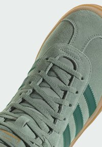adidas Originals GAZELLE - High-top trainers - silver green   collegiate green   gold metallic
