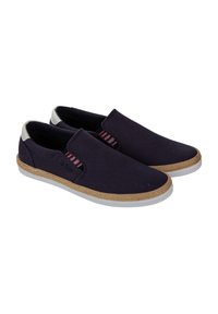 Płócienne buty slip-on w ciemnym granacie, z plecioną juty w środkowej części podeszwy i białą gumową podeszwą. Elementy dekoracyjne obejmują elastyczną wkładkę w paski.