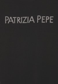 Černé bavlněné tričko s nápisem „PATRIZIA PEPE“ z metalických kamínků, umístěným centrálně v tučném písmu.