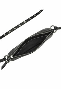 Svart läderclutch med silverdetaljer, dragkedjestängning och en texturerad rem med cirkulära accenter. Inuti är den fodrad med svart tyg.