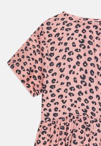 Lyserød kortærmet kjole med sort leopardprintmønster og indsnævret taljepræg, vist på en hvid baggrund.