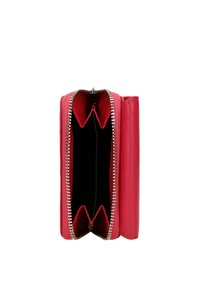 Rood leren portemonnee met een rondom rits, met twee vakken aan de binnenkant en een gladde textuur. De binnenkant is zwart.