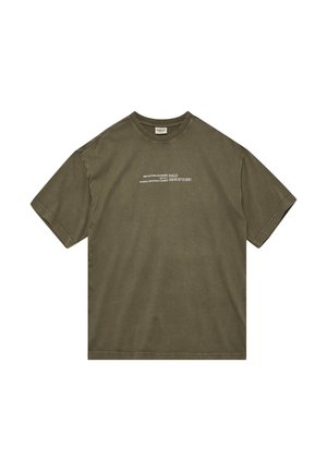 Oliven grøn kortærmet T-shirt med lille hvidt trykt tekst på venstre bryst, hvor der står "HALO" og andre detaljer. Ingen synlige grafikker.