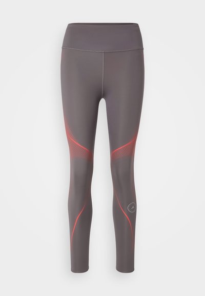 Leggings sportivi grigi con accenti diagonali rossi; vita alta, texture liscia, design aderente, con dettaglio del logo nella parte bassa della gamba.