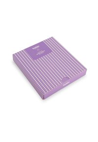 Cutie violet cu dungi albe, cu o etichetă de sus care spune "Boxer Shorts". Ambalajul are o textură netedă și un design cu pliere.