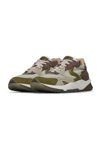 Sneakers beige e verde oliva realizzati in mesh e suede, con un design chunky, punta rotonda e contrasti marroni.