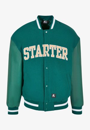 Zelená varsity bunda s vlneným telom a saténovými rukávmi, s nápisom "STARTER" v smotanových písmenách cez hruď a pruhovanými rebrovanými manžetami.
