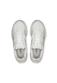 Chaussures de sport blanches avec une tige en mesh, des lacets plats et des semelles intérieures de marque. Comprend des panneaux latéraux texturés et un design de semelle rembourrée.