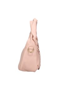 Borsa in finta pelle rosa pallido con parte superiore attorcigliata, base piatta e hardware dorato. Presenta pieghe laterali e un dettaglio ad accentuazione ad anello.