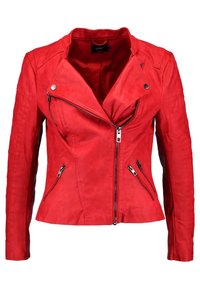Giacca da biker in ecopelle rossa con colletto a punte, zip frontale asimmetrica e tre tasche con zip. Texture liscia e design aderente.