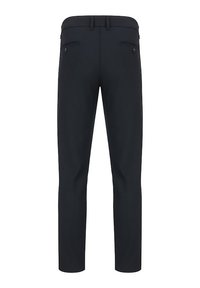 Ciemnoniebieskie dopasowane spodnie o klasycznym kroju, z paskiem, szlufkami i dwiema tylnymi kieszeniami z zapięciem na guziki. Gładka faktura.